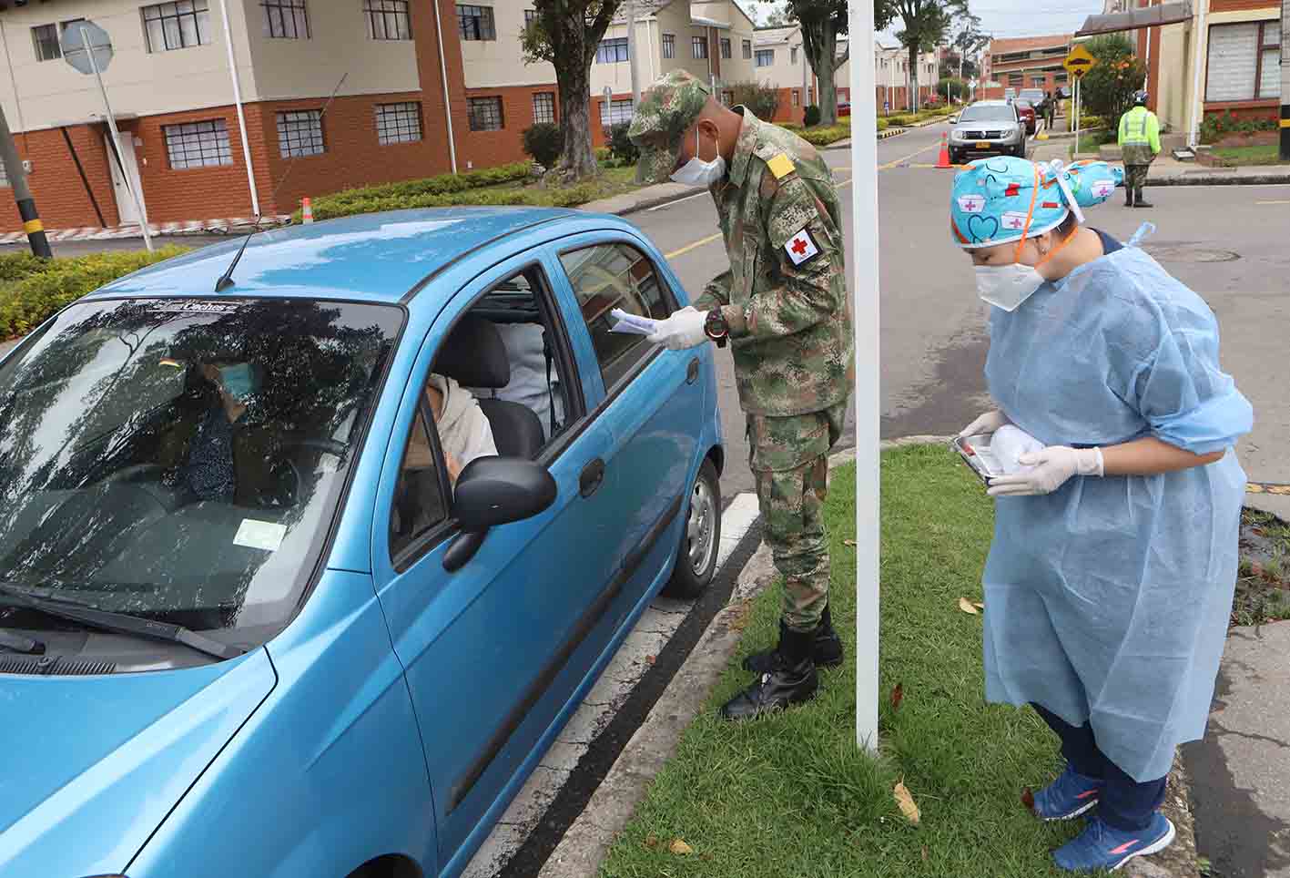 Vacunación sin bajarse del carro: así se está implementando em Bogotá