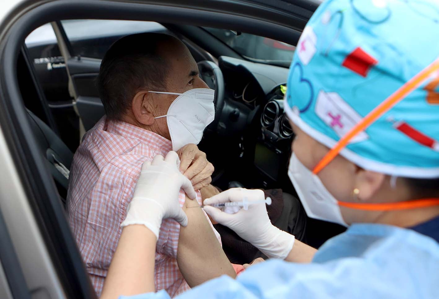 Vacunación sin bajarse del carro: así se está implementando em Bogotá