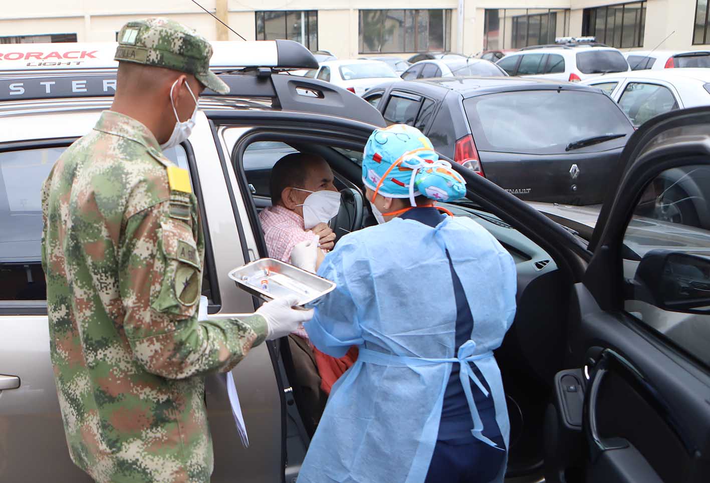 Vacunación sin bajarse del carro: así se está implementando em Bogotá