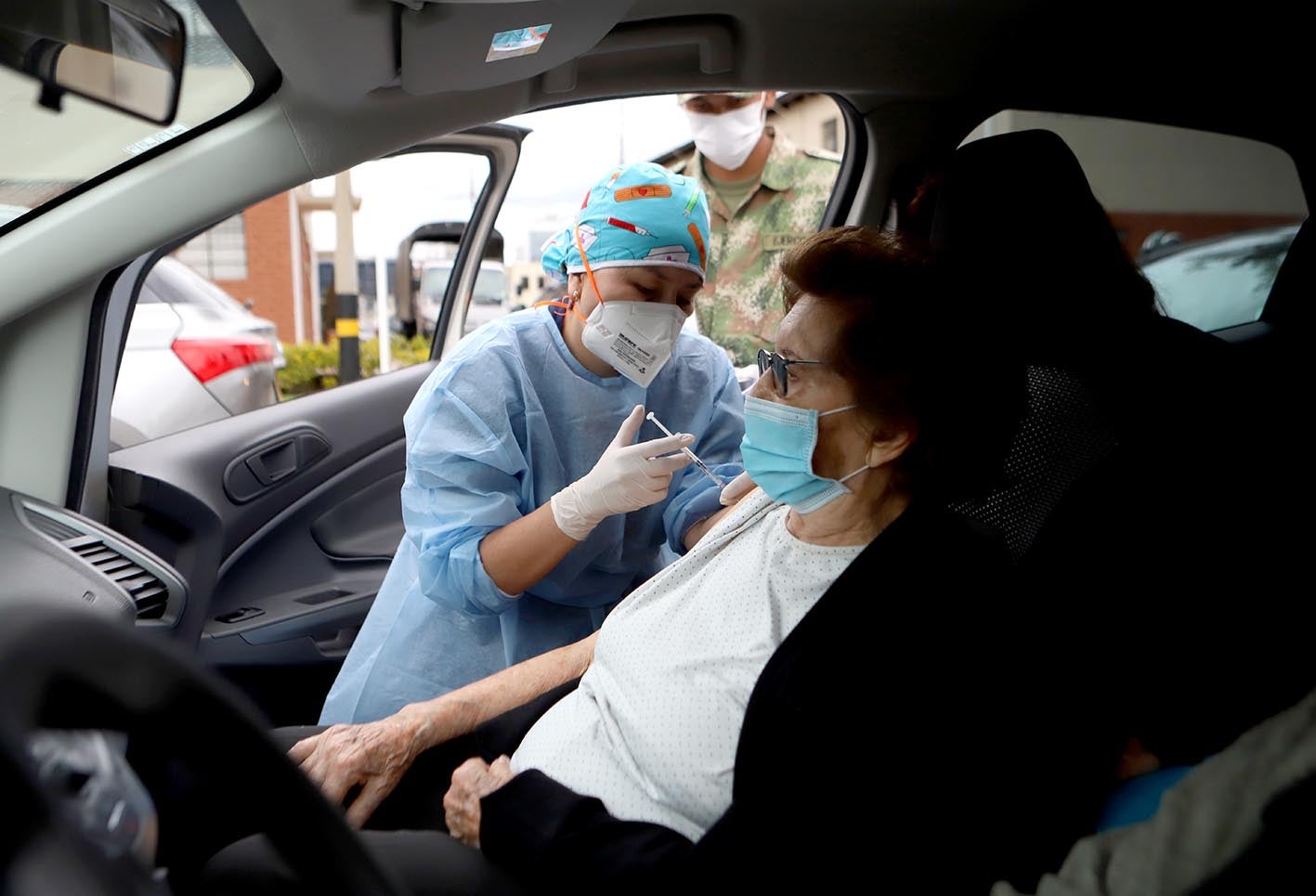 Vacunación sin bajarse del carro: así se está implementando em Bogotá
