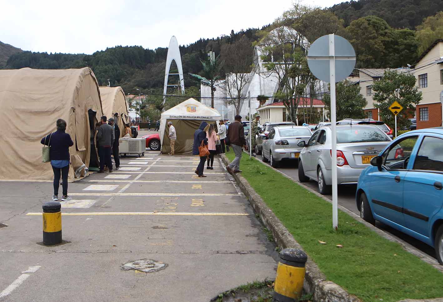 Vacunación sin bajarse del carro: así se está implementando em Bogotá