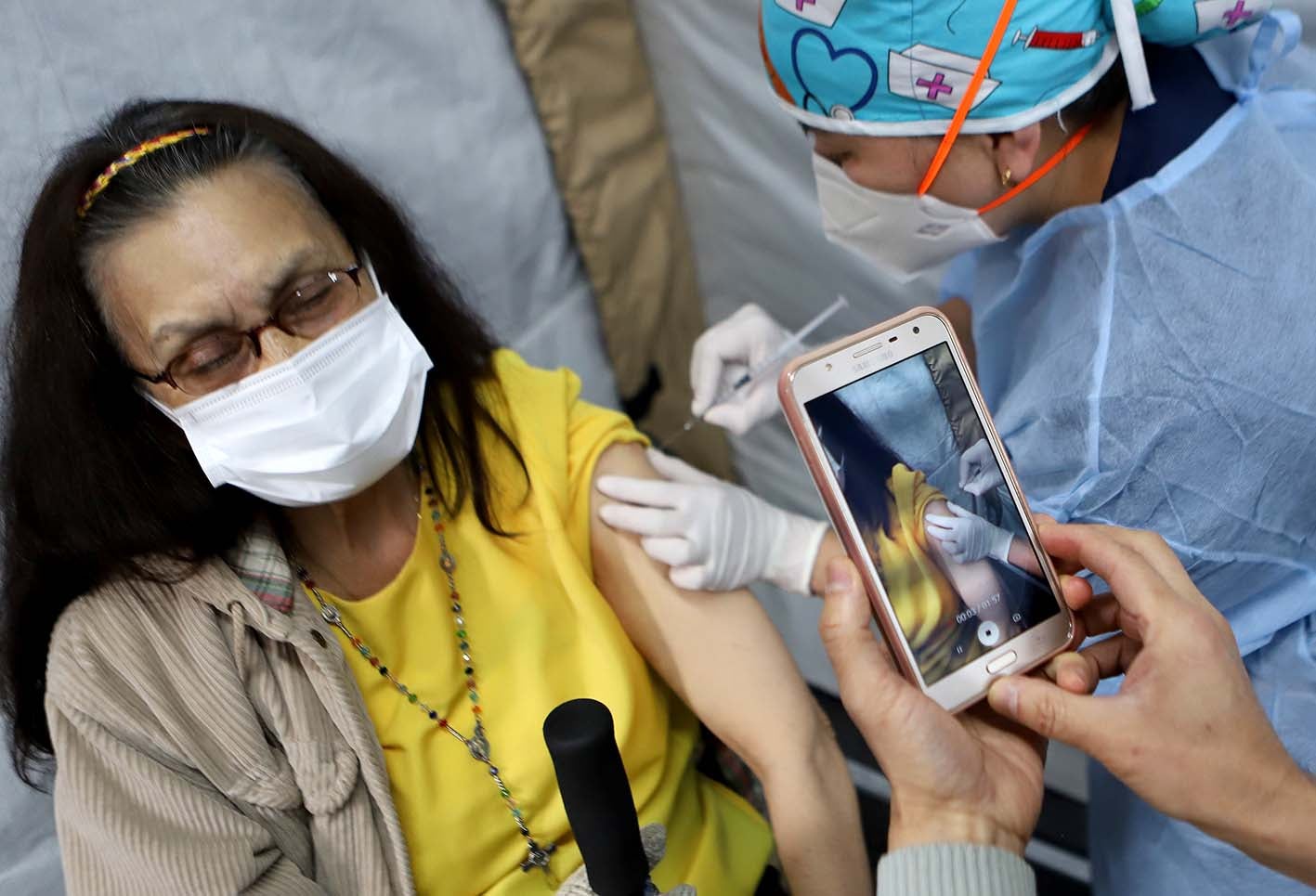 Vacunación sin bajarse del carro: así se está implementando em Bogotá