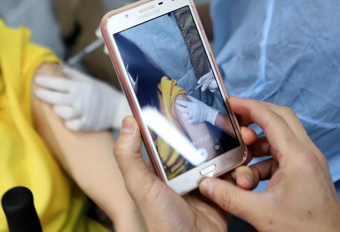 Vacunación sin bajarse del carro: así se está implementando em Bogotá