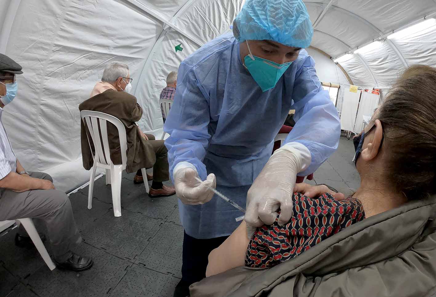 Vacunación sin bajarse del carro: así se está implementando em Bogotá