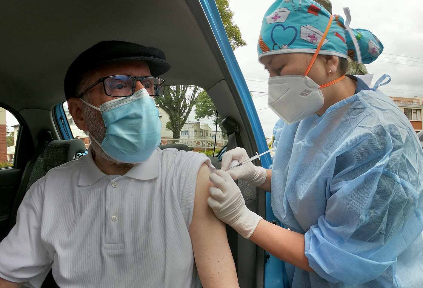 Vacunación sin bajarse del carro: así se está implementando em Bogotá