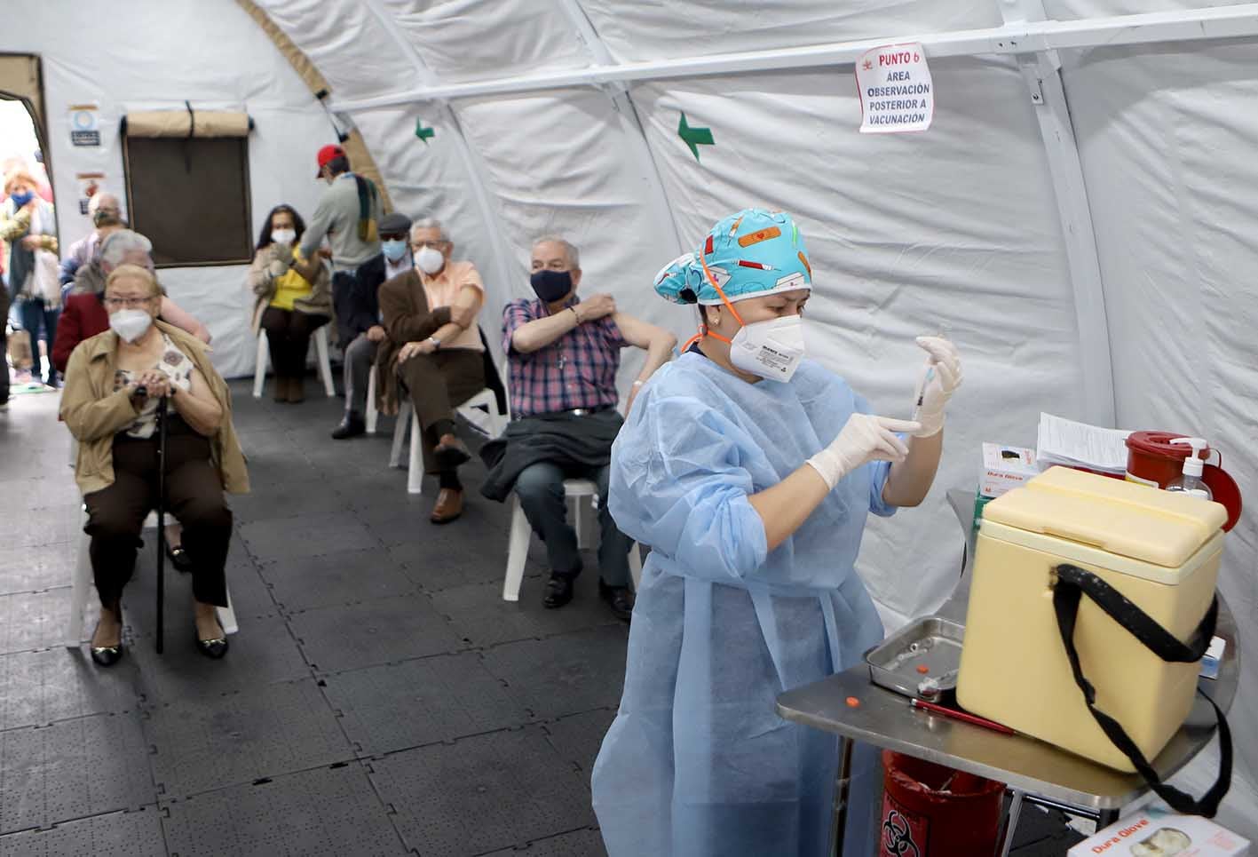 Vacunación sin bajarse del carro: así se está implementando em Bogotá