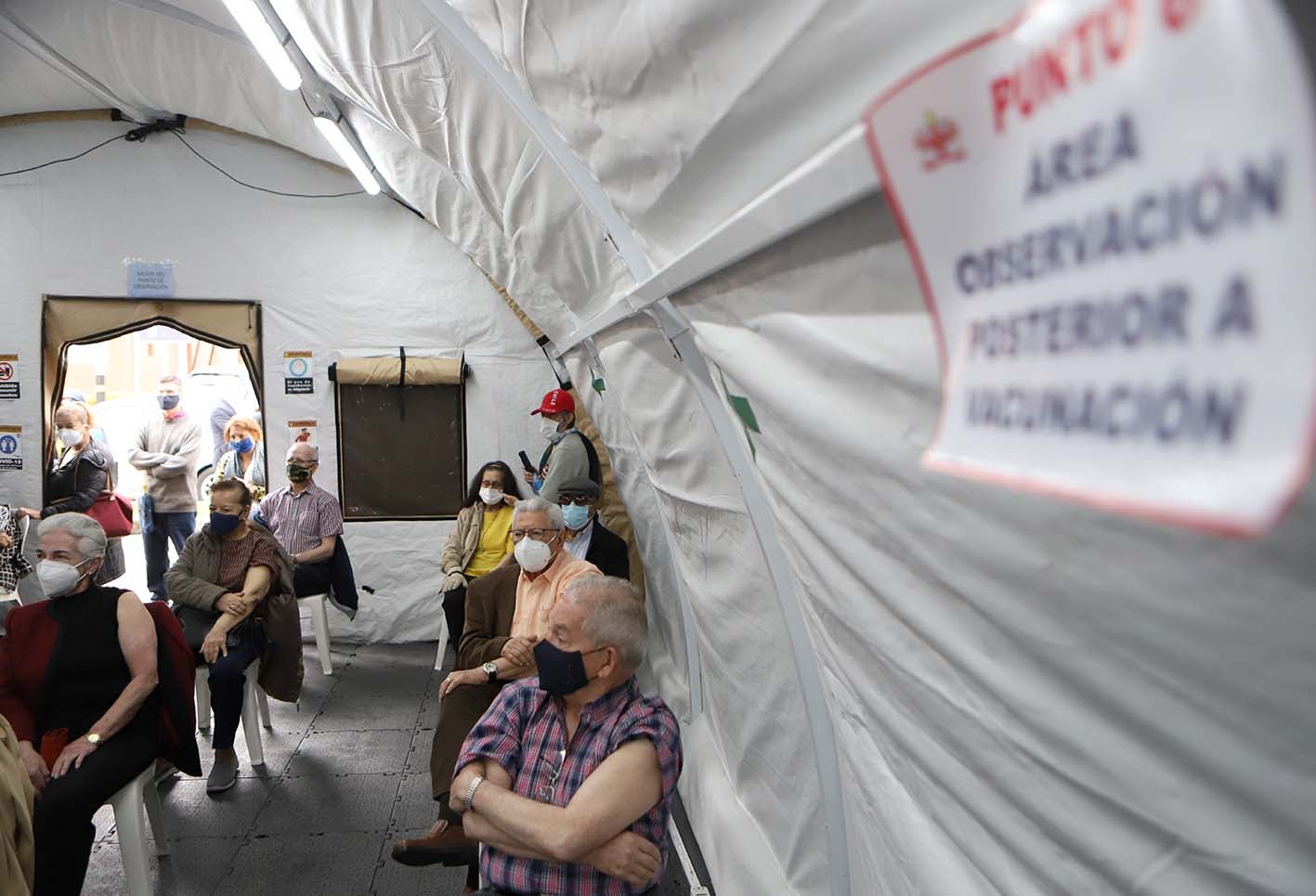 Vacunación sin bajarse del carro: así se está implementando em Bogotá