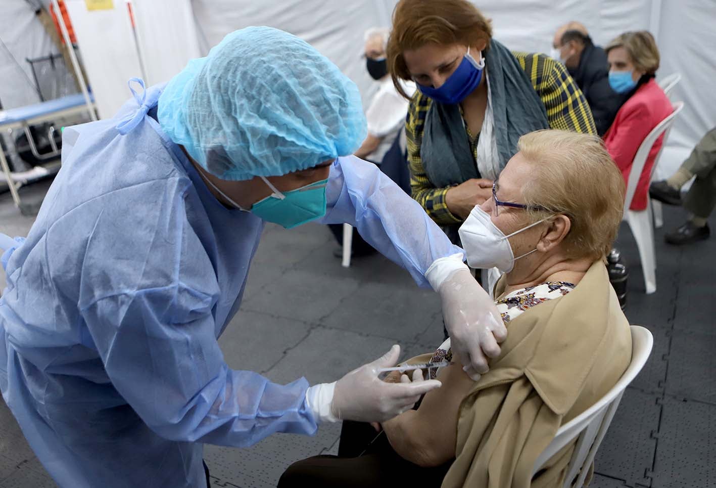 Vacunación sin bajarse del carro: así se está implementando em Bogotá