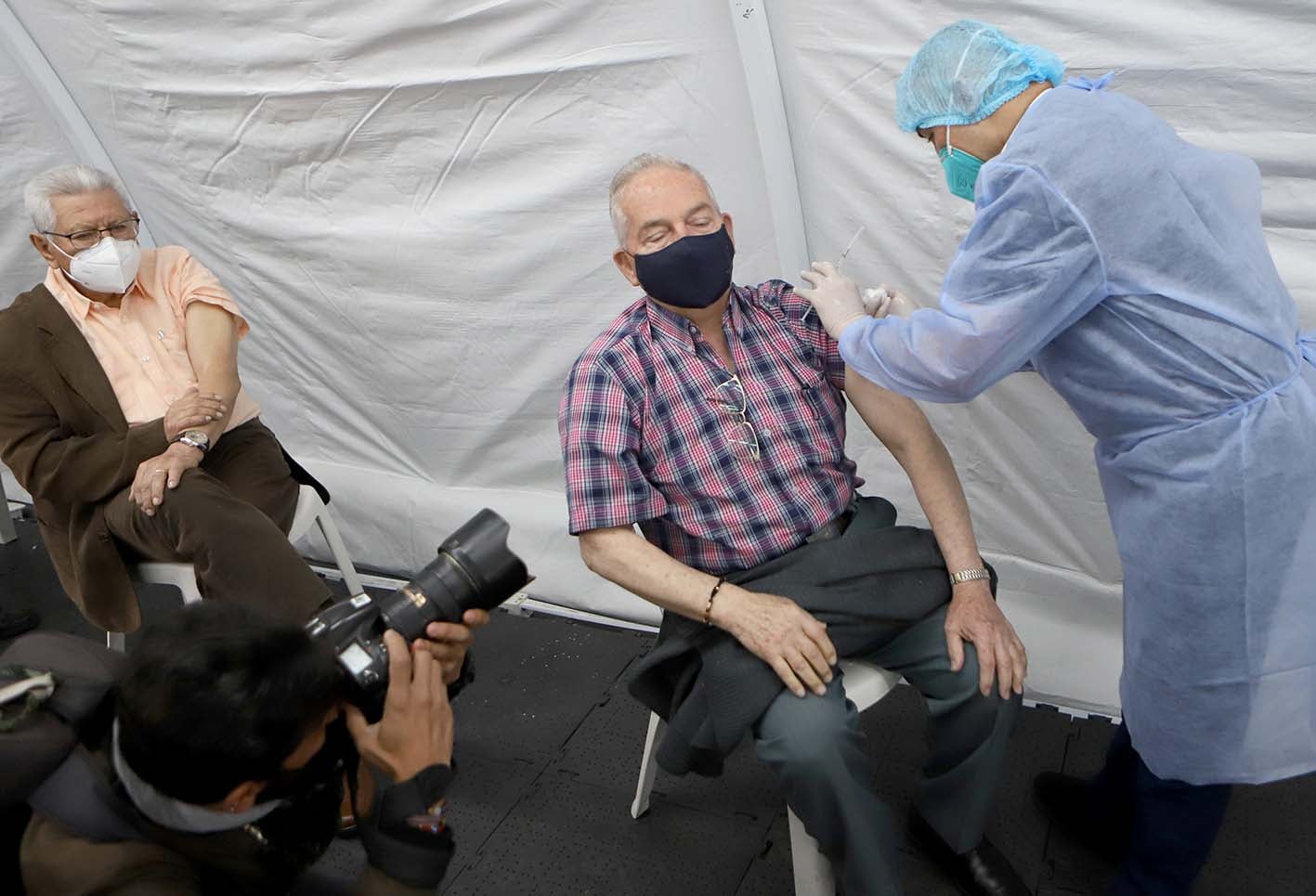 Vacunación sin bajarse del carro: así se está implementando em Bogotá