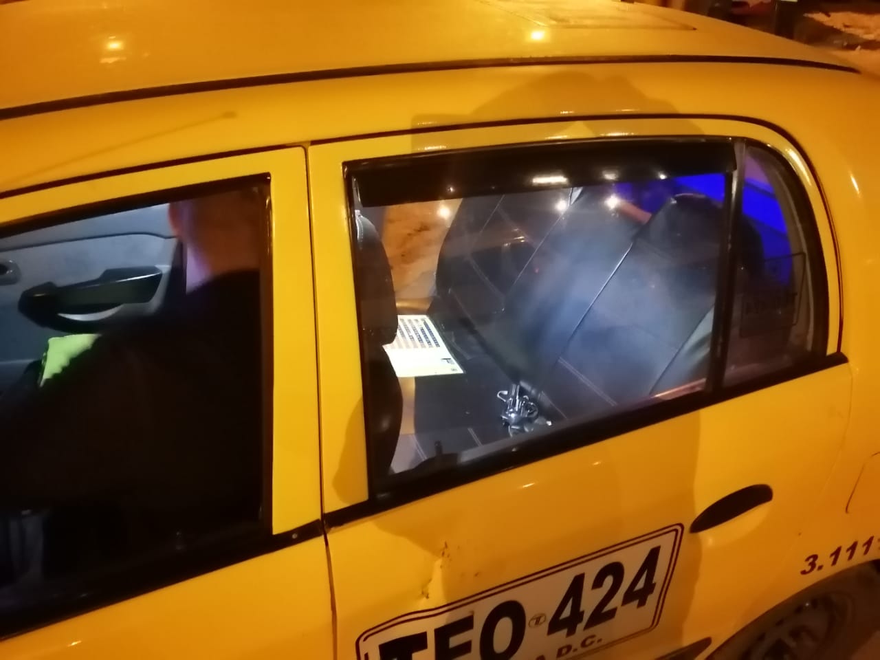 Taxi en el que se movilizaban los delincuentes. Un arma de fuego quedó en el interior del vehículo.