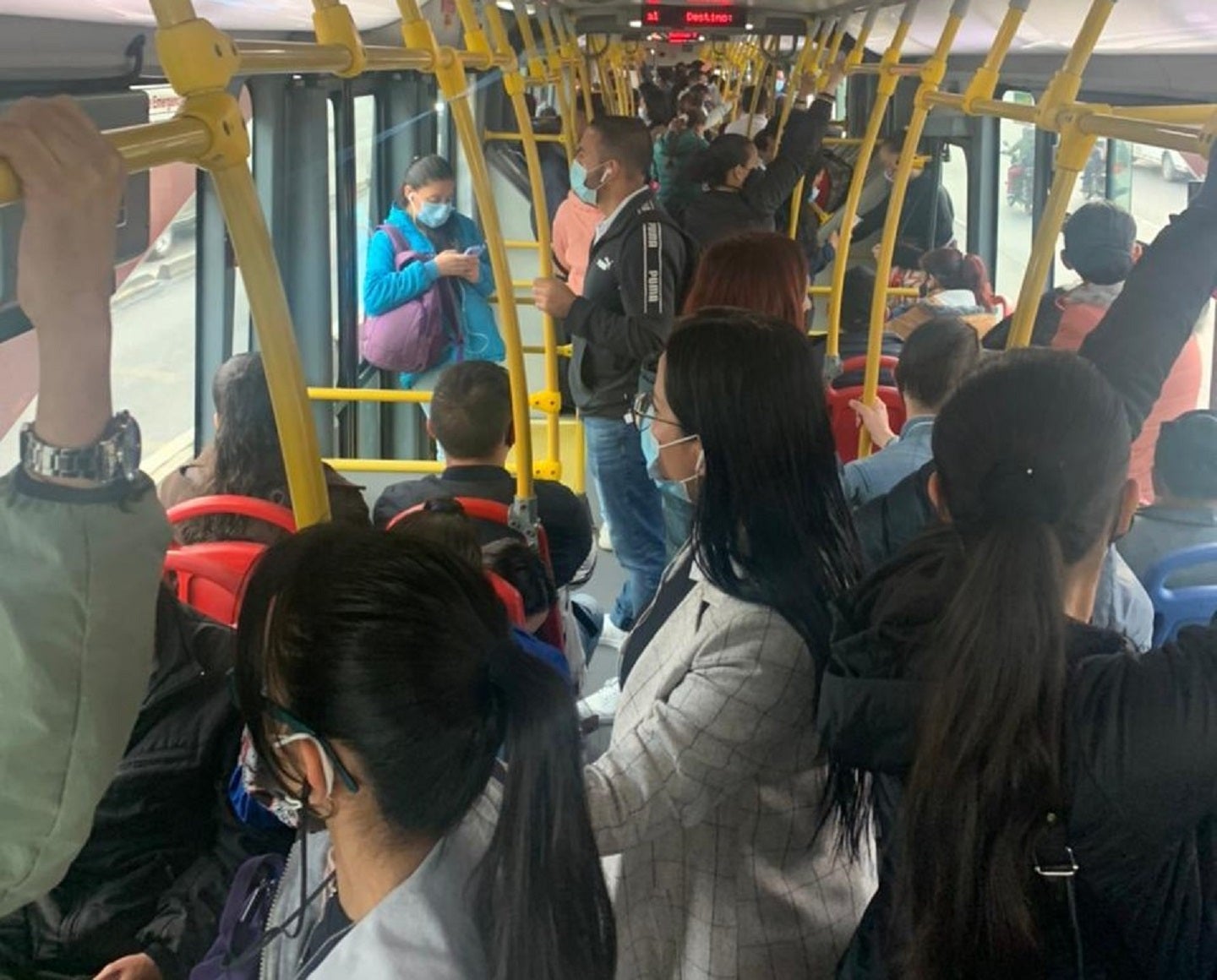 No ceder la silla en TransMilenio a adulto mayor le podría salir muy caro; estas son las sanciones