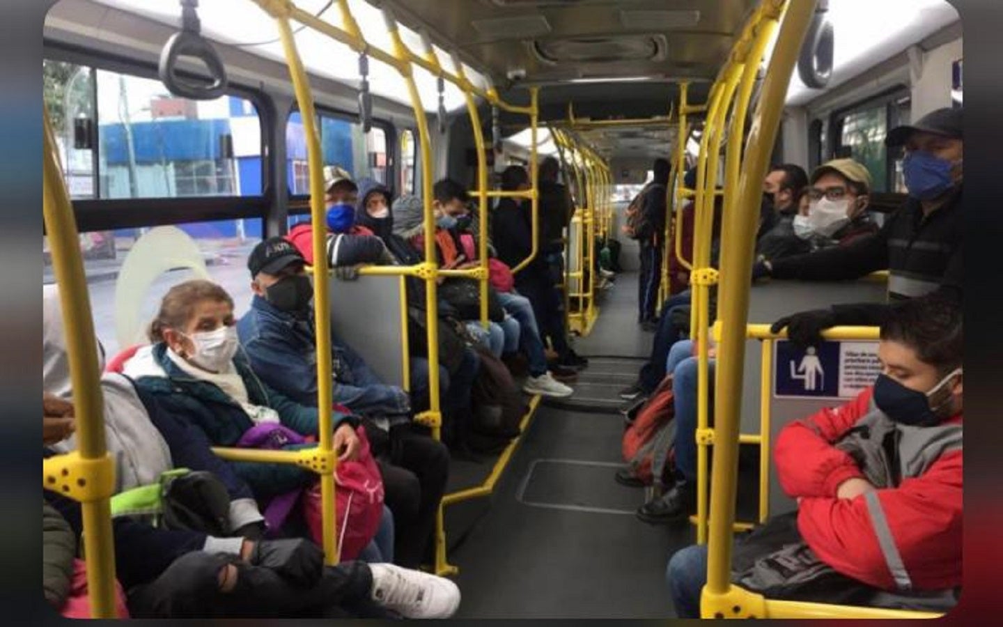 Viaje en un articulado de Transmilenio, en Bogotá
