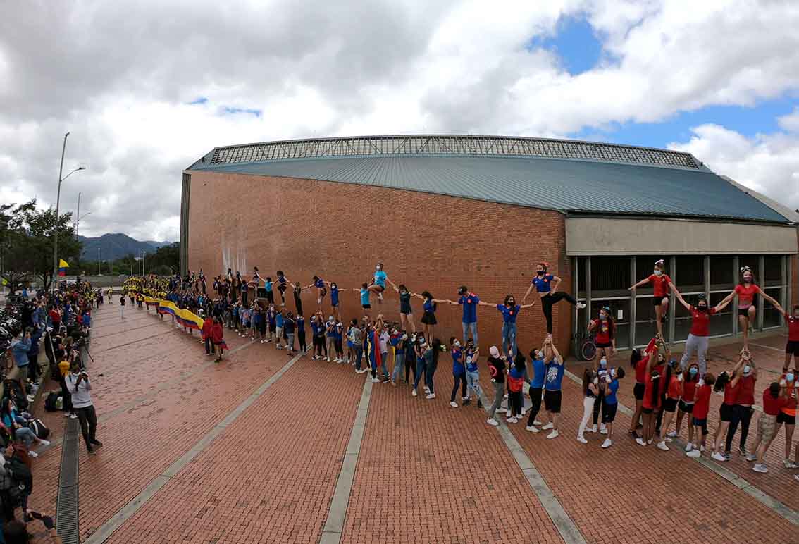 Más de 200 porristas protestan por falta de inversión al deporte en Bogotá