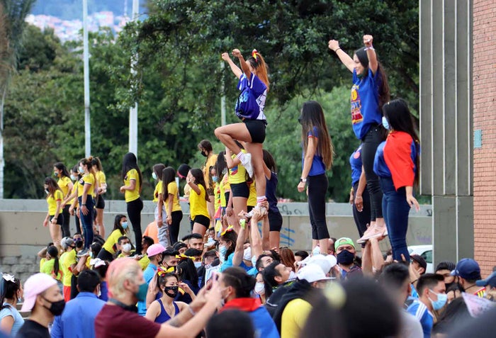 Más de 200 porristas protestan por falta de inversión al deporte en Bogotá