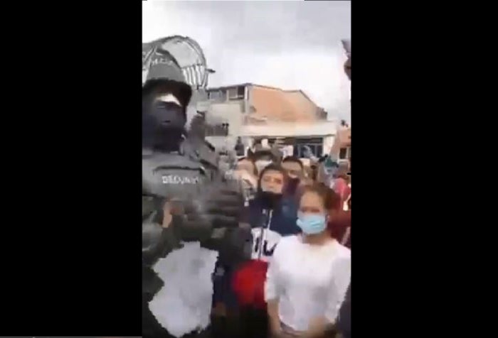 Agente del Esmad pide paz en las protestas