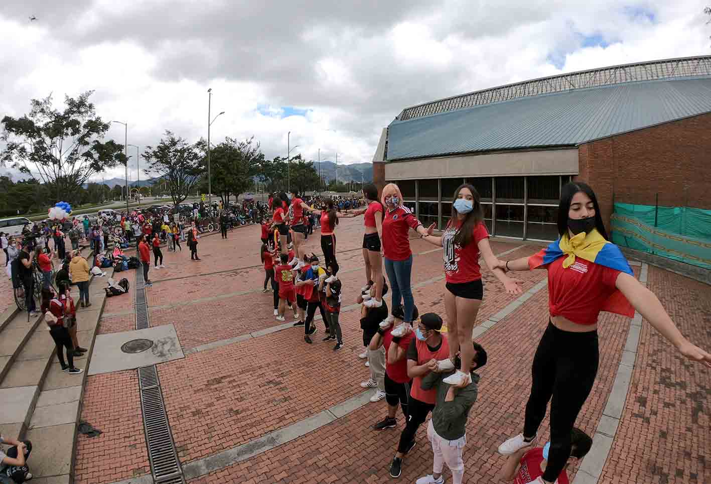 Más de 200 porristas protestan por falta de inversión al deporte en Bogotá