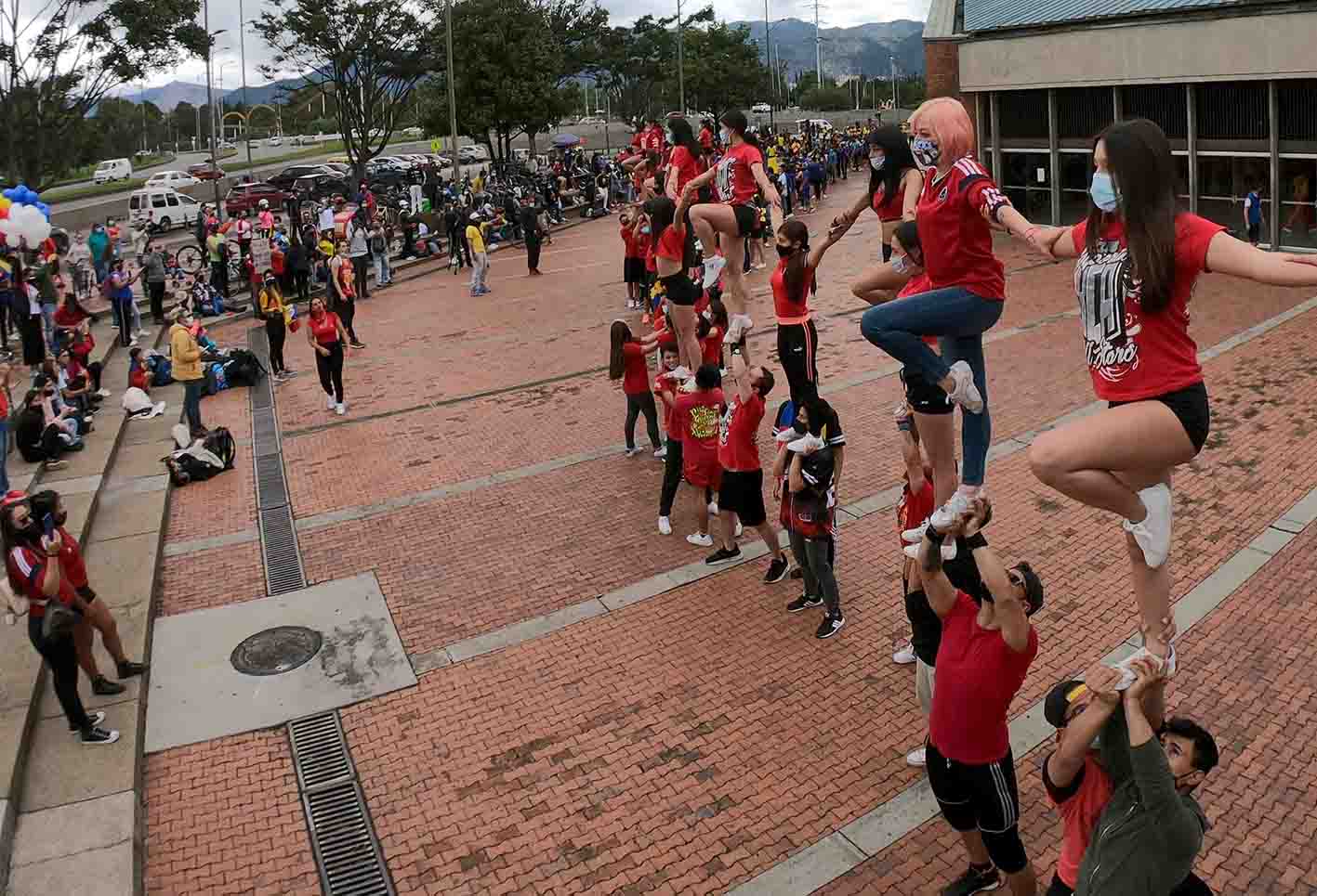 Más de 200 porristas protestan por falta de inversión al deporte en Bogotá