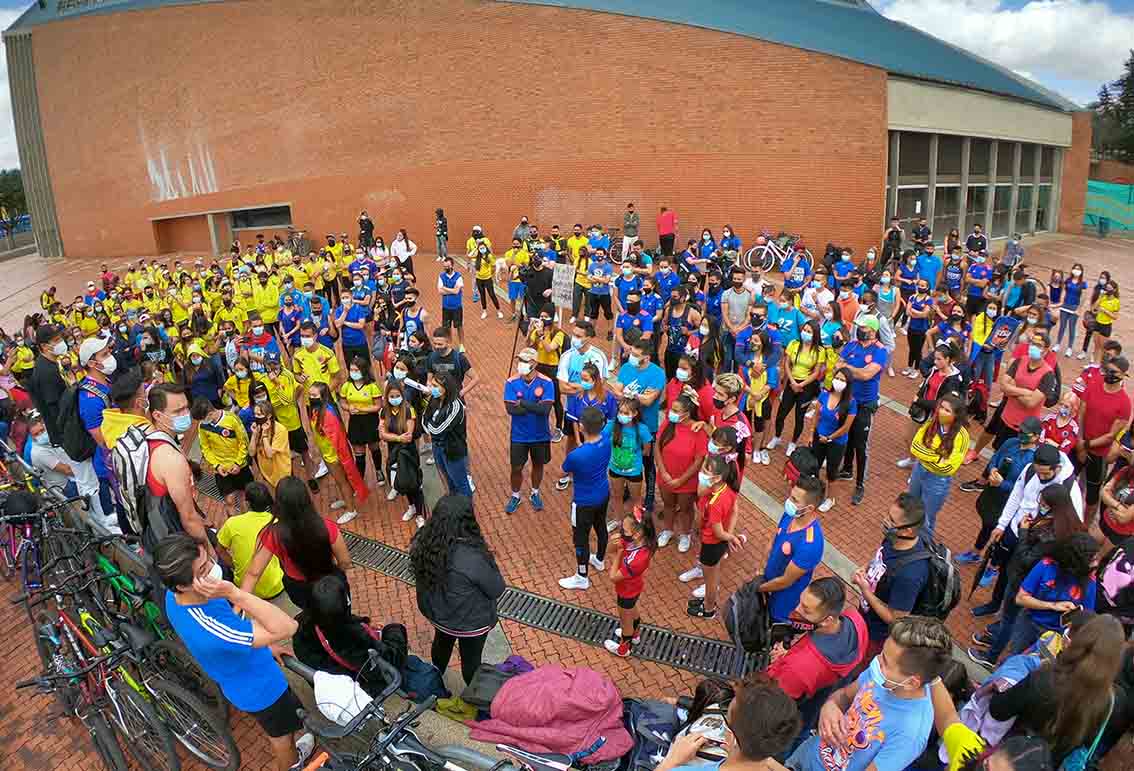 Más de 200 porristas protestan por falta de inversión al deporte en Bogotá