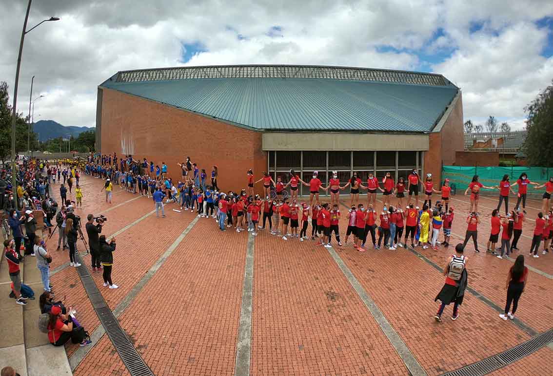 Más de 200 porristas protestan por falta de inversión al deporte en Bogotá