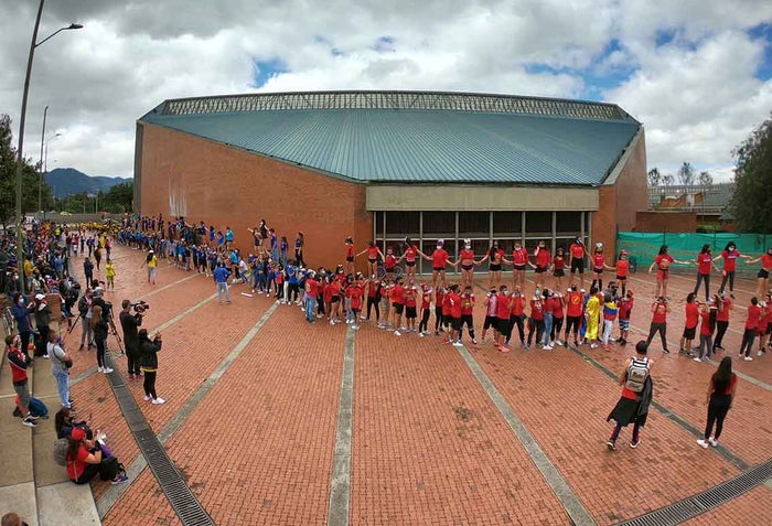 Más de 200 porristas protestan por falta de inversión al deporte en Bogotá