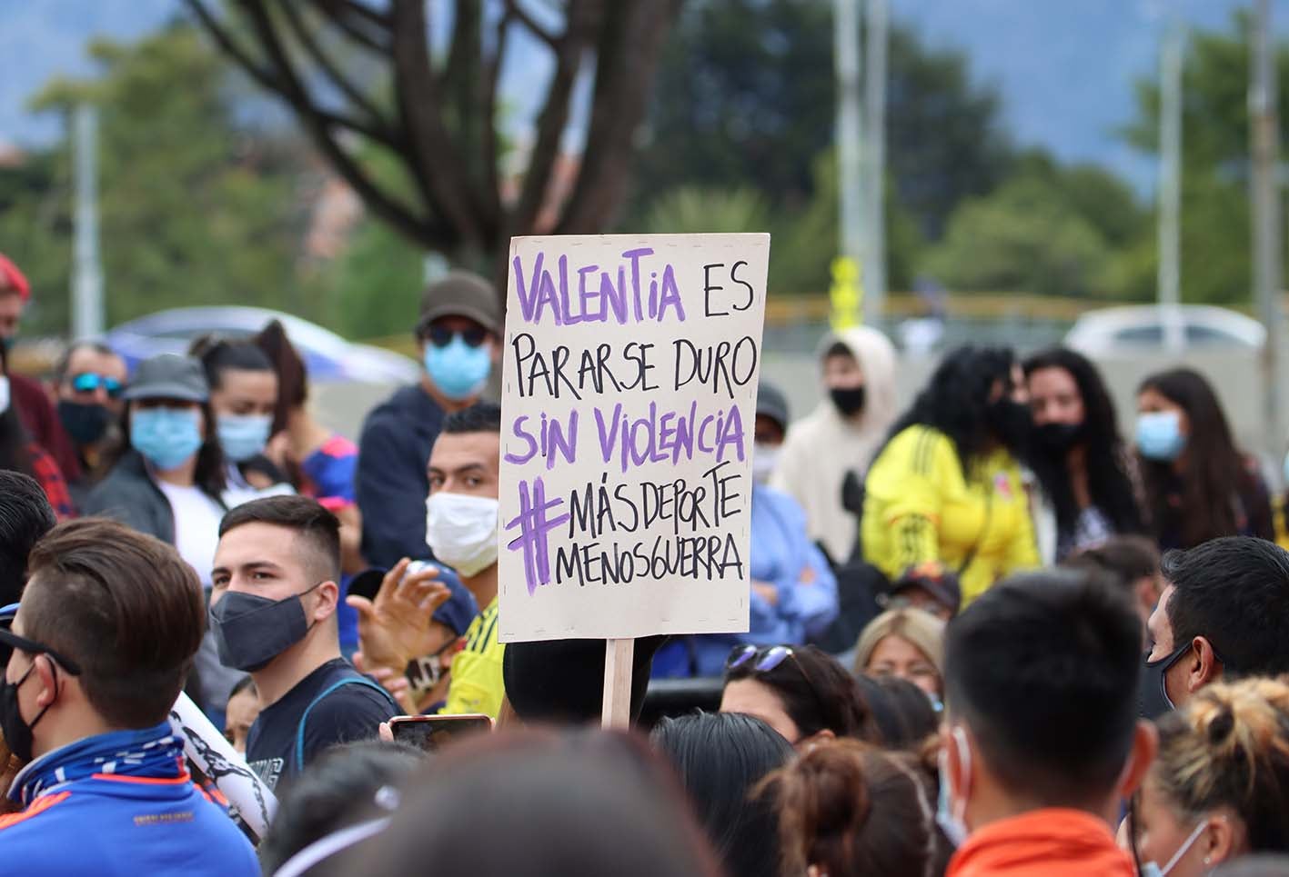 Más de 200 porristas protestan por falta de inversión al deporte en Bogotá