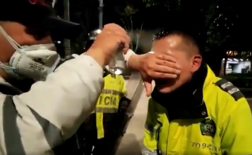 Policía atacado con ácido