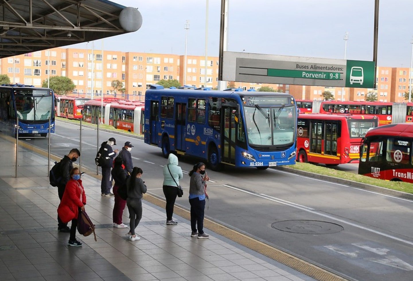 Personas esperando bus en Portal de Transmilenio