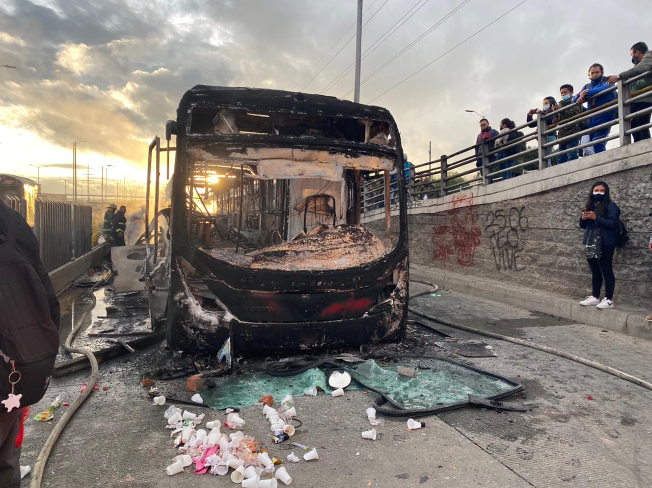 Bus de Transmilenio incinerado
