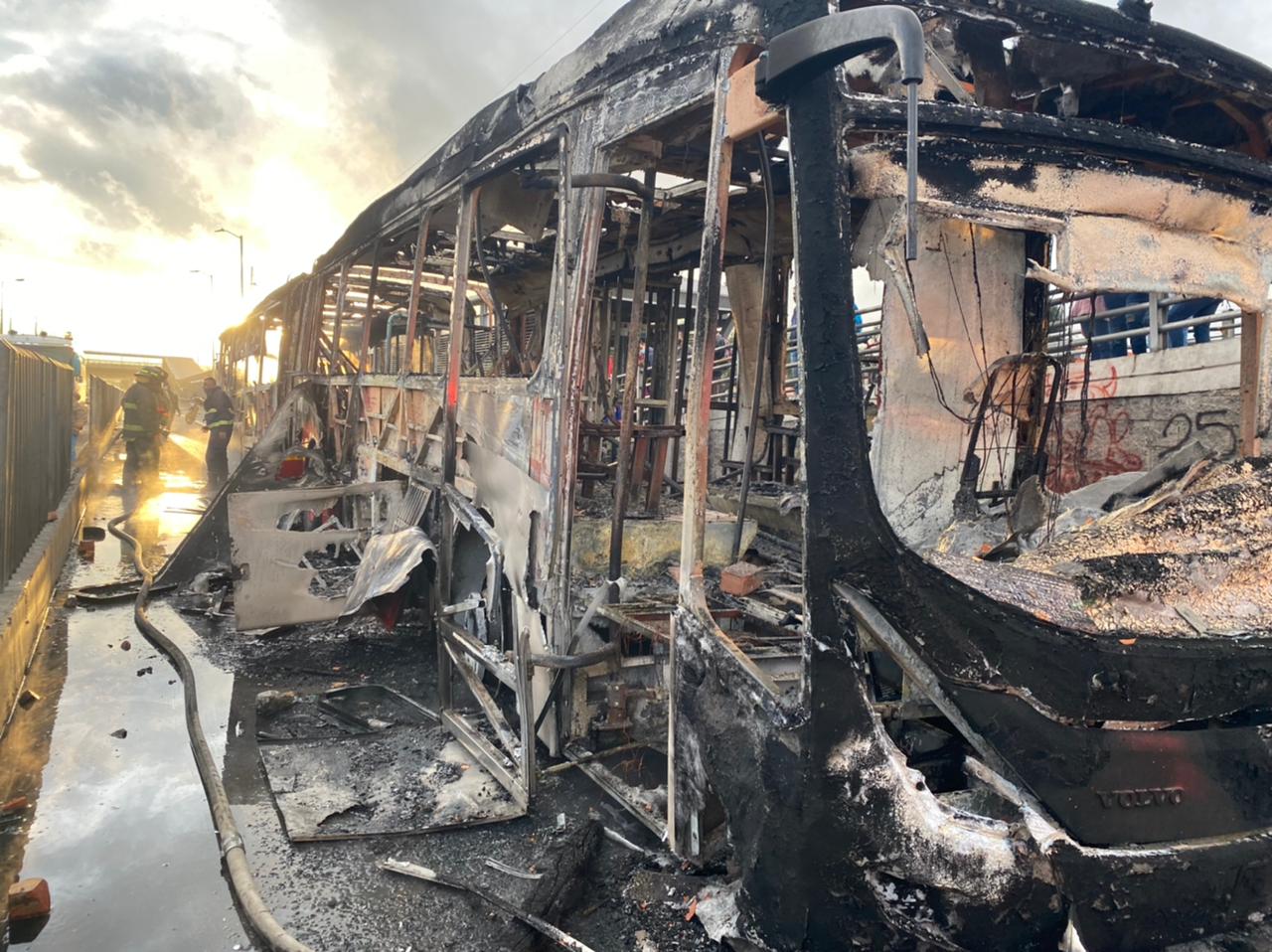 Bus de Transmilenio incinerado