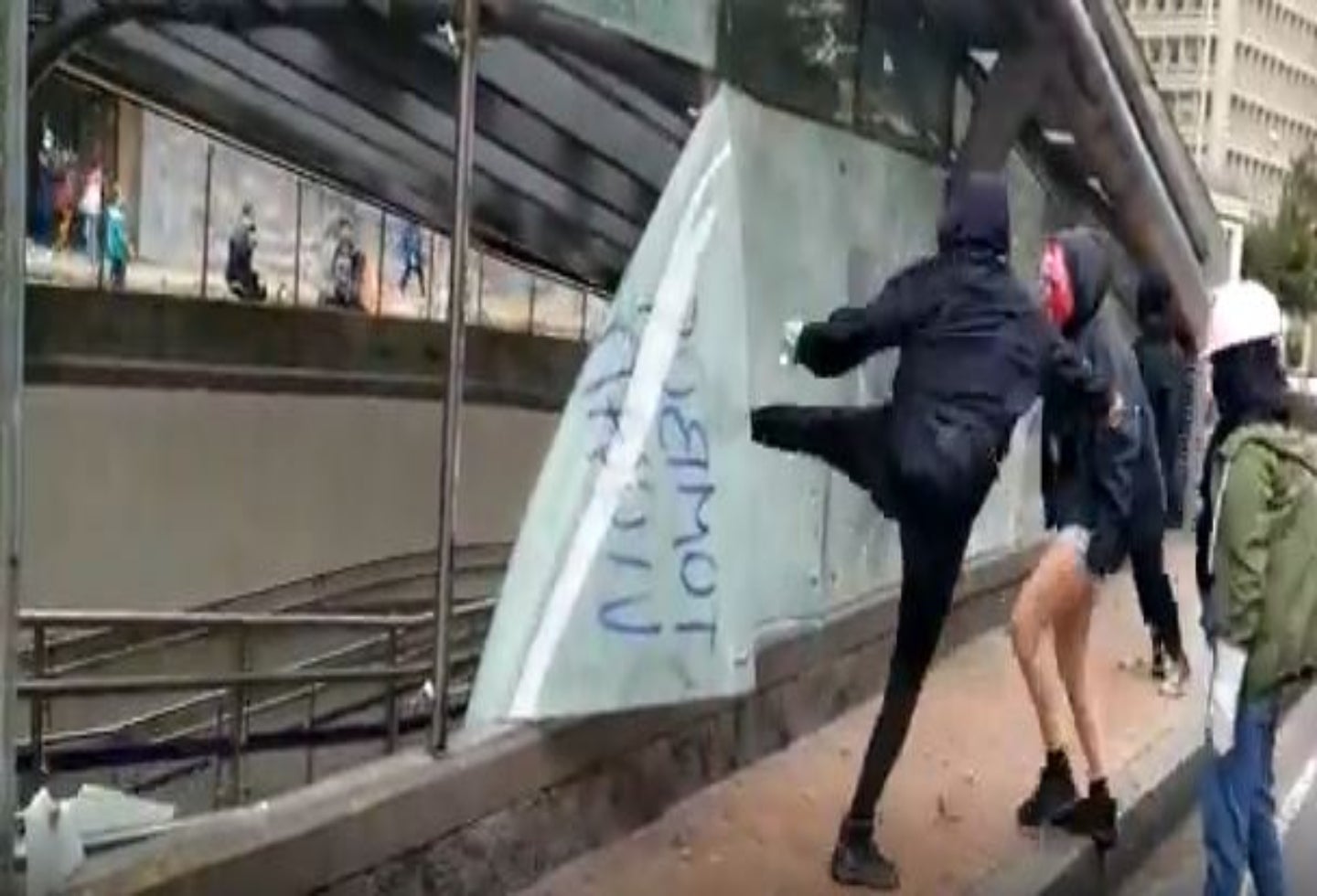 Vandalismo en la estación de Transmilenio del Museo Nacional