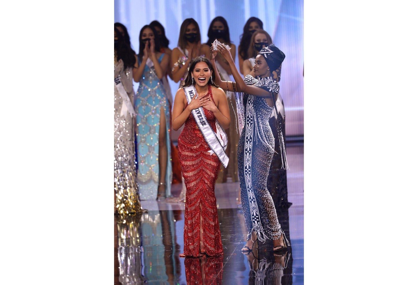 Andrea Meza cuando es coronada como Miss Universo 2020