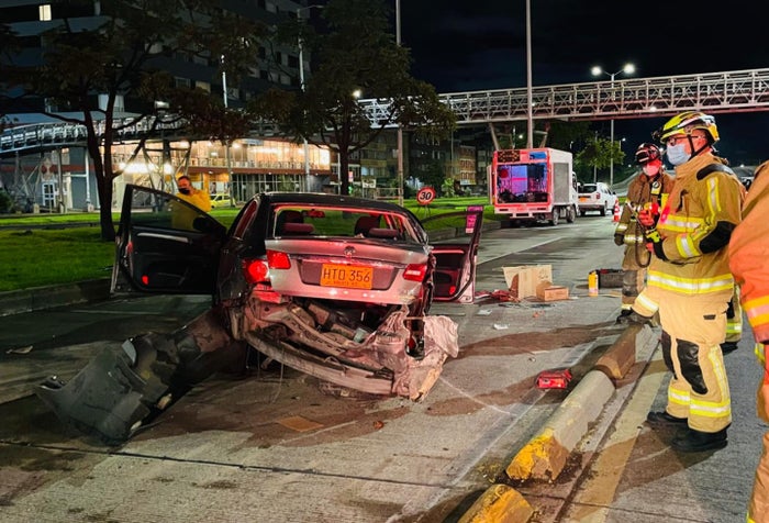 Cuatro personas casi se matan al chocar el carro contra puente en Bogotá