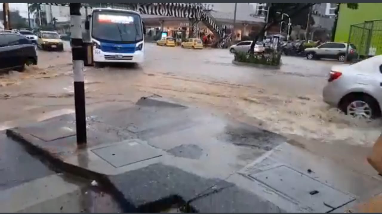 Las autoridades recomiendan tomar vías alternas.