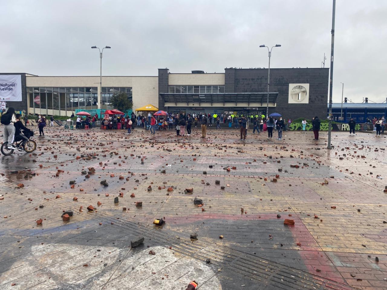 Portal Américas amaneció lleno de piedras tras hechos vandálicos el 9 de junio