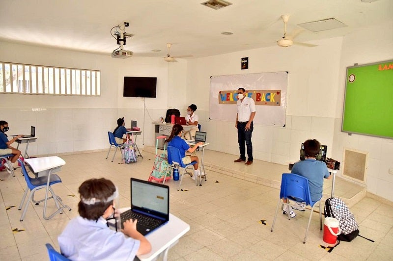 Estudiantes en su aula de clase