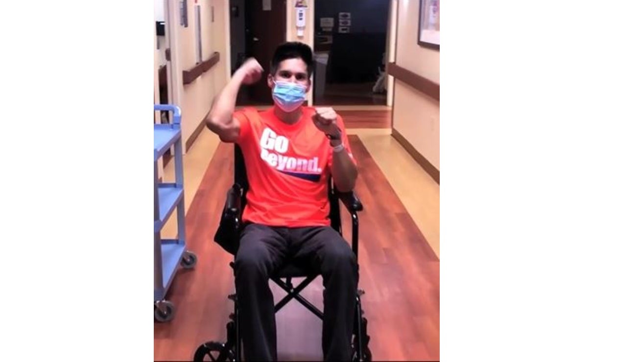 Chyno, en silla de ruedas tras quedar paralítico.