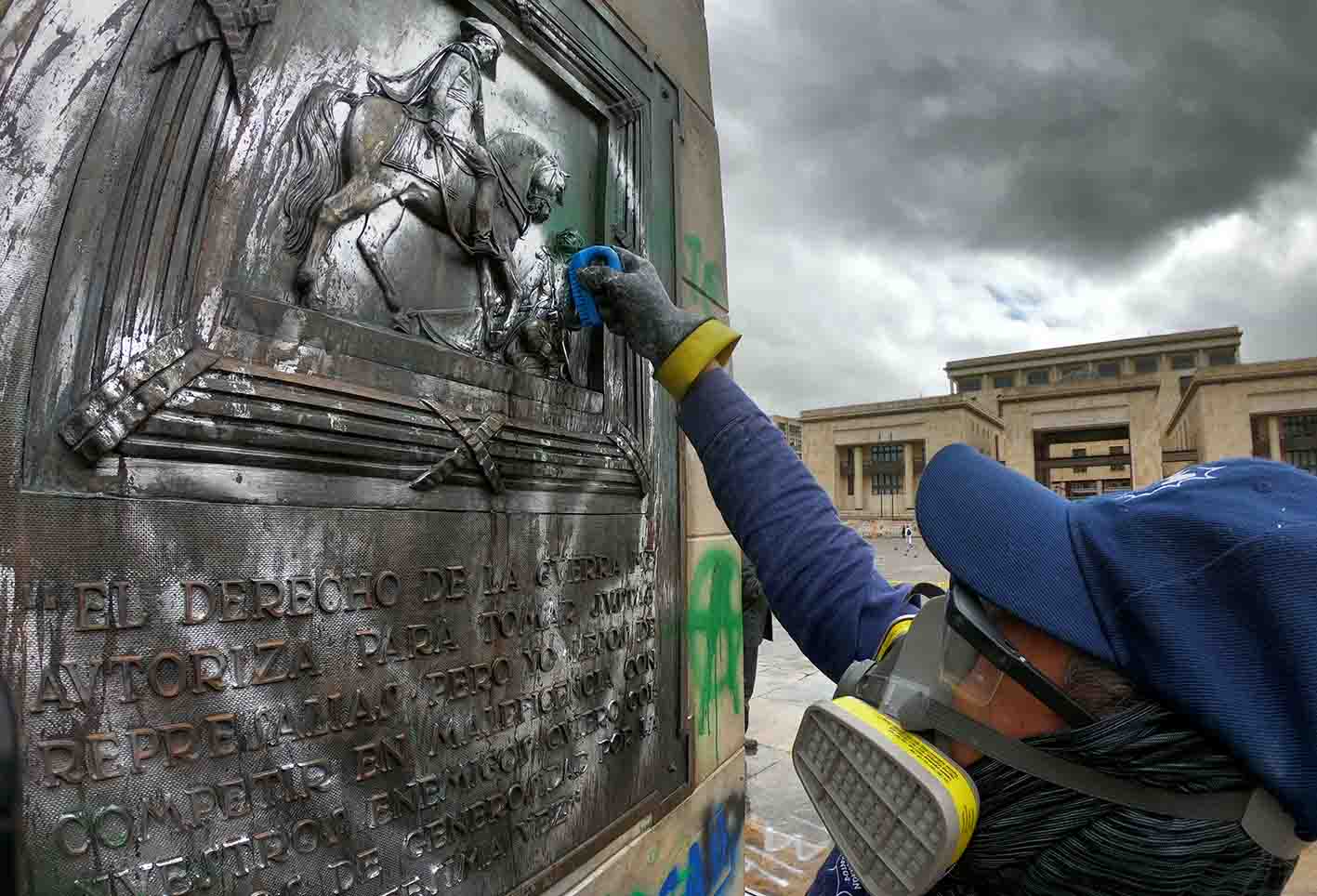 Realizan limpieza y restauración de a monumento de Bolívar en Bogotá
