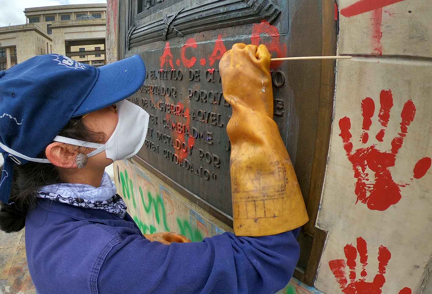 Realizan limpieza y restauración de a monumento de Bolívar en Bogotá