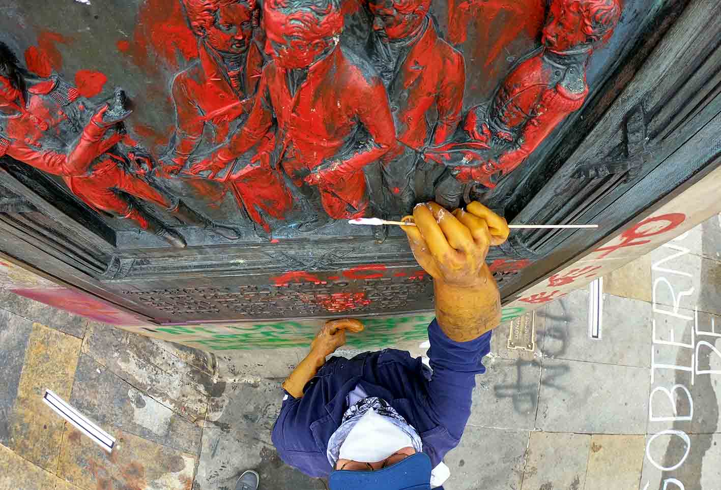 Realizan limpieza y restauración de a monumento de Bolívar en Bogotá