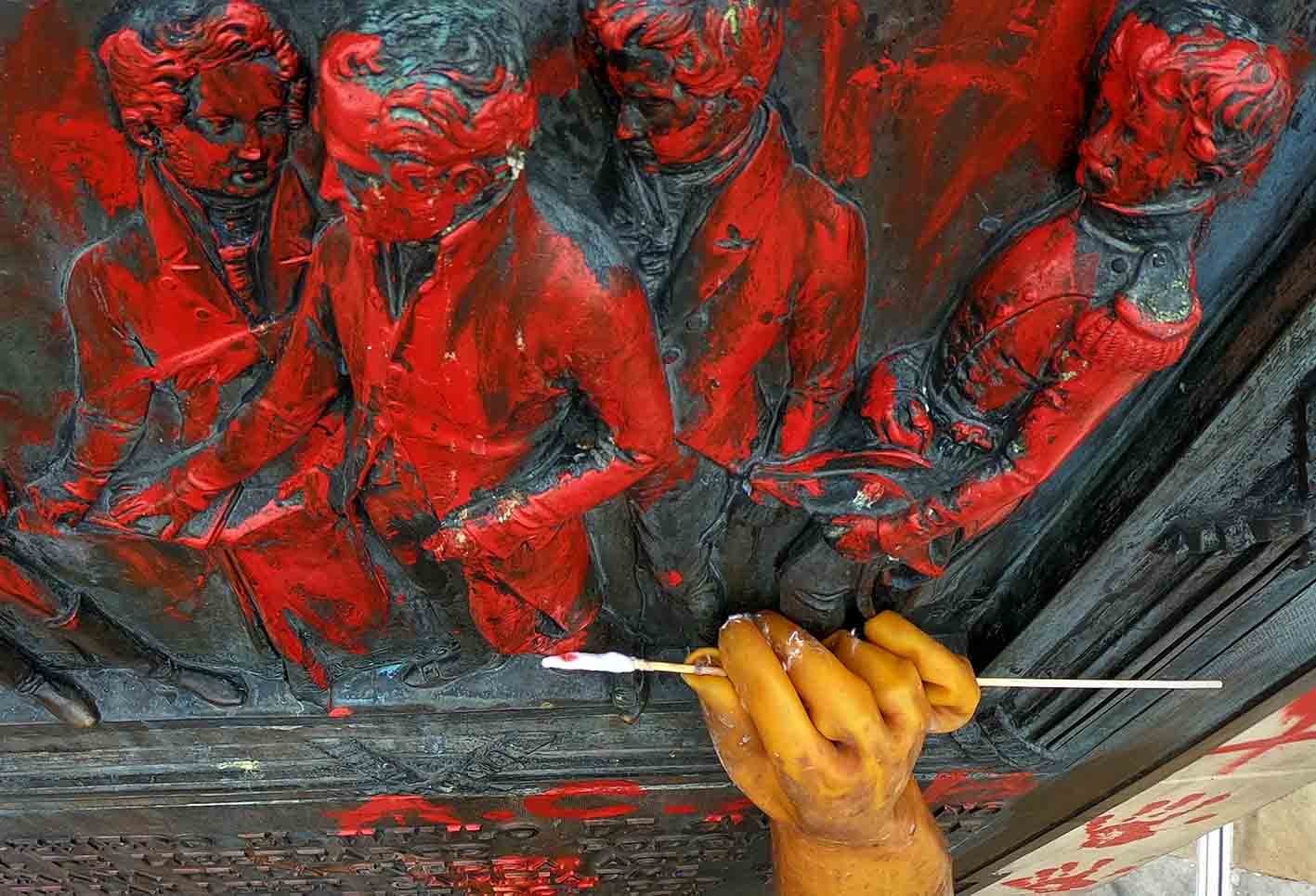 Realizan limpieza y restauración de a monumento de Bolívar en Bogotá