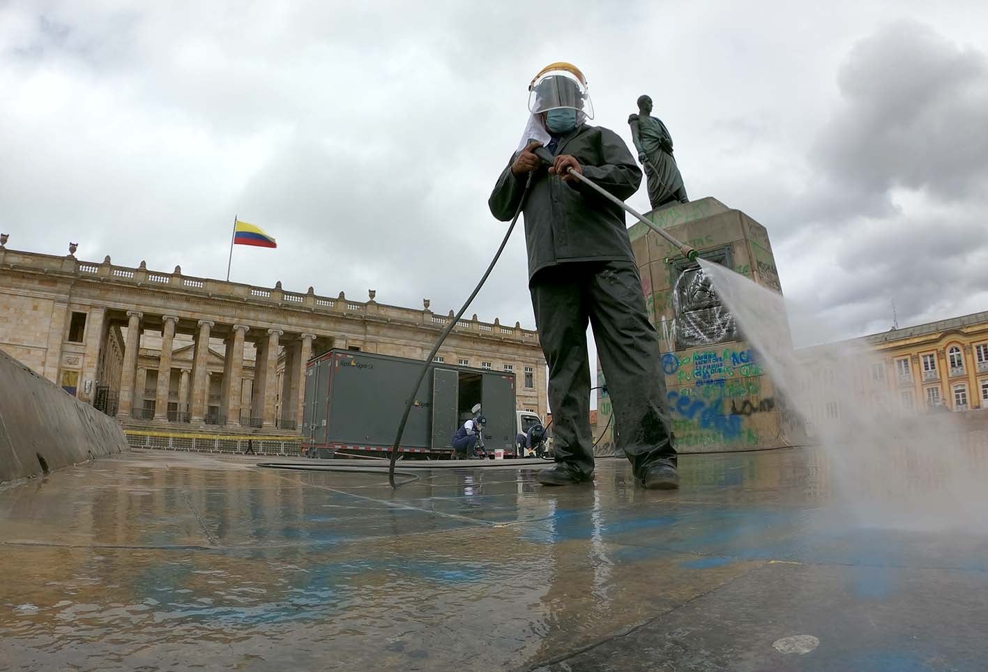 Realizan limpieza y restauración de a monumento de Bolívar en Bogotá