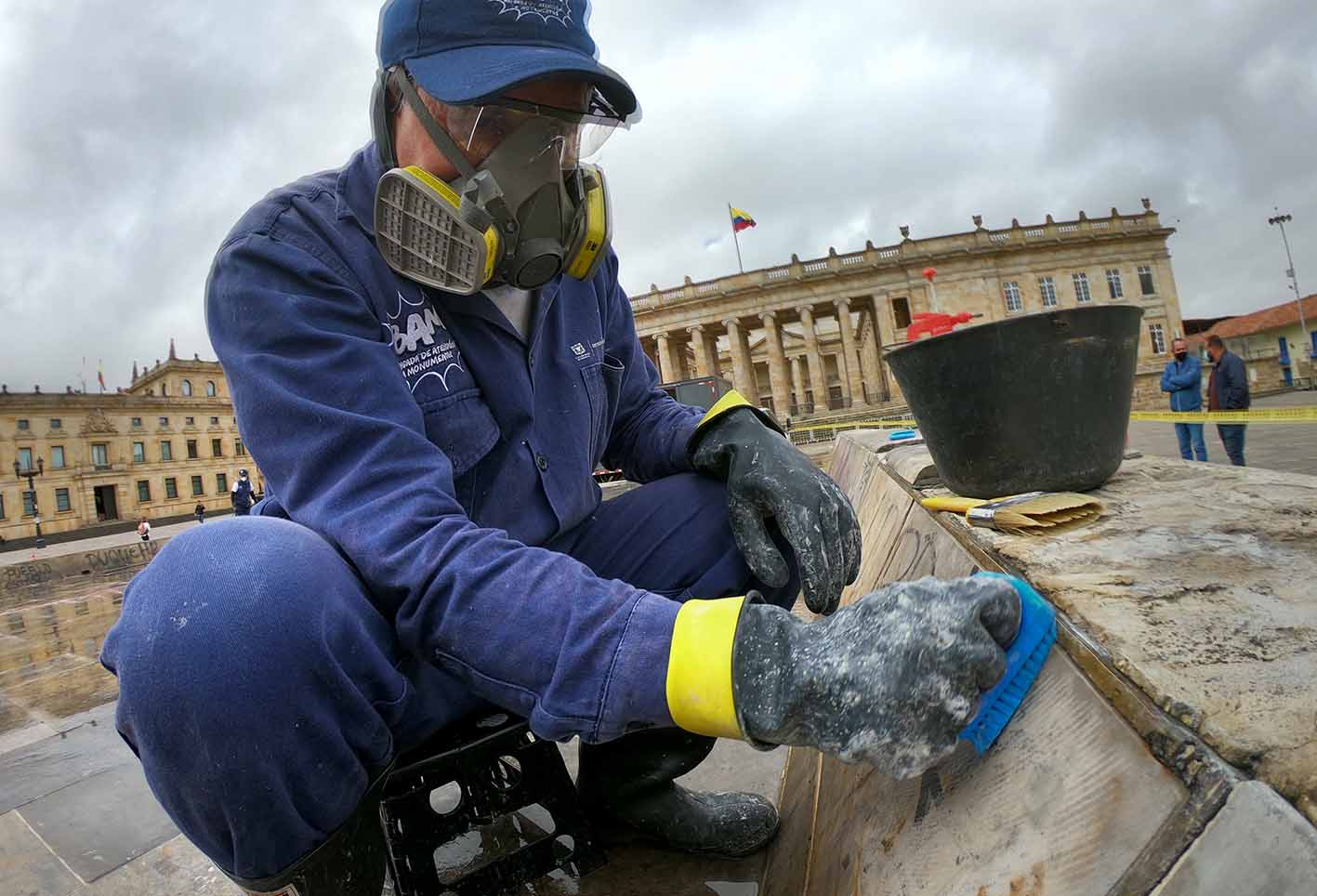Realizan limpieza y restauración de a monumento de Bolívar en Bogotá