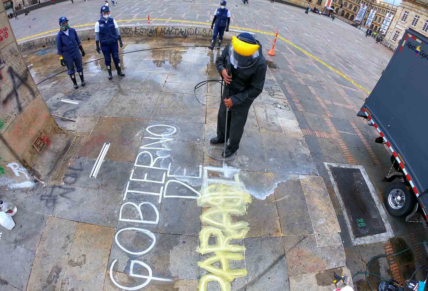 Realizan limpieza y restauración de a monumento de Bolívar en Bogotá