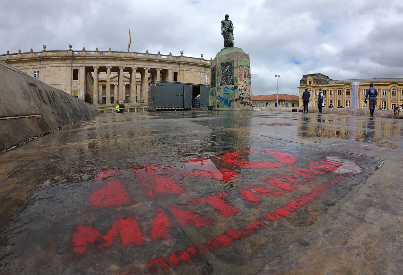 Realizan limpieza y restauración de a monumento de Bolívar en Bogotá
