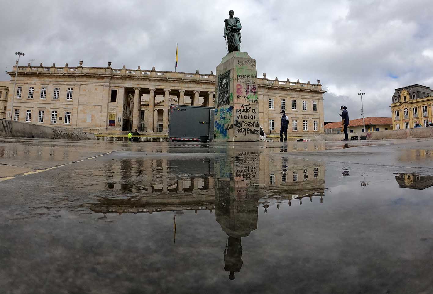 Realizan limpieza y restauración de a monumento de Bolívar en Bogotá
