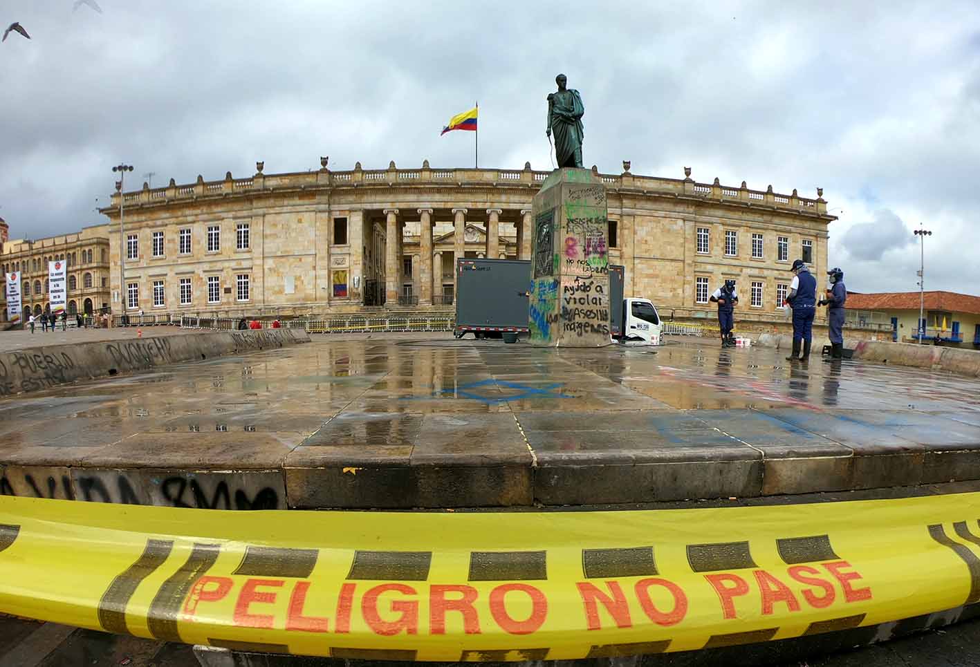 Realizan limpieza y restauración de a monumento de Bolívar en Bogotá