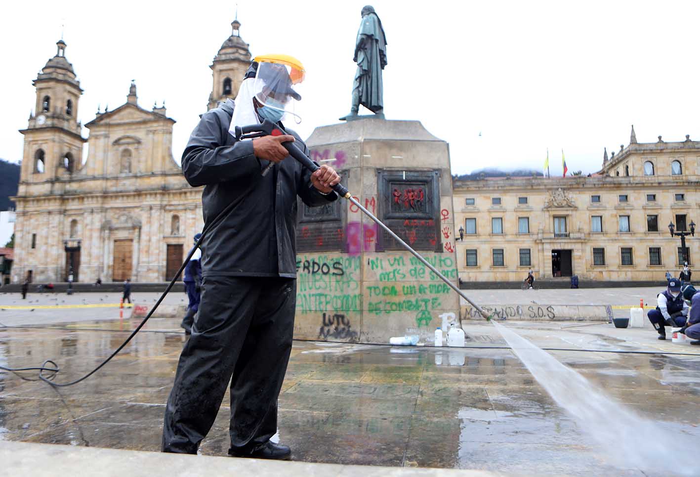 Realizan limpieza y restauración de a monumento de Bolívar en Bogotá