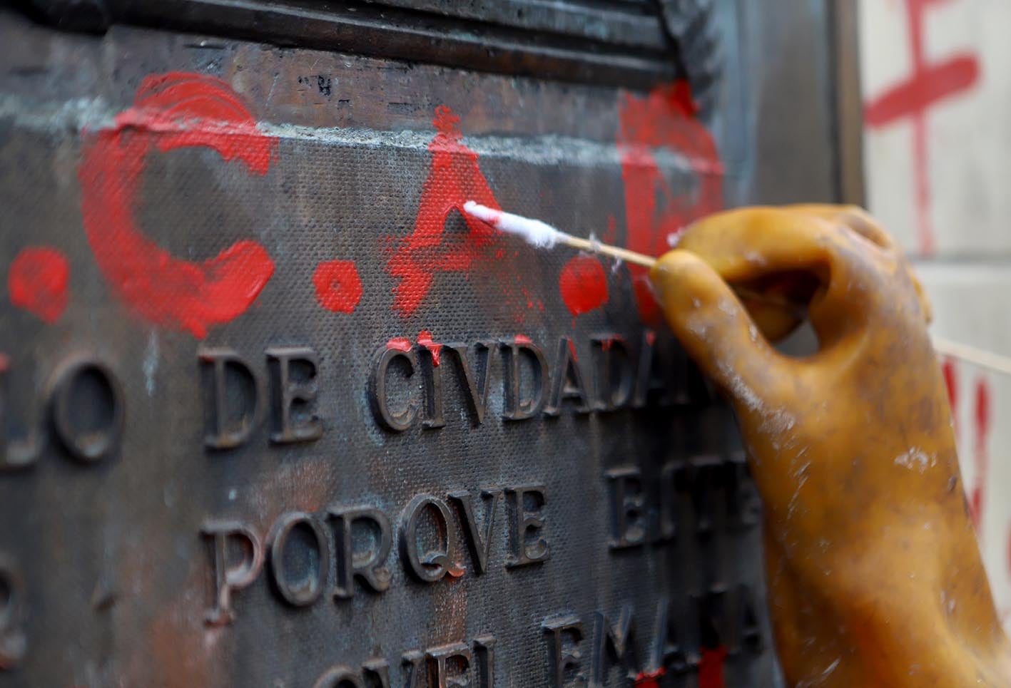 Realizan limpieza y restauración de a monumento de Bolívar en Bogotá