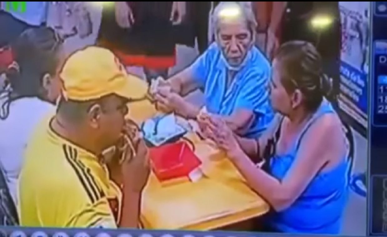 Ponen cabello en la comida