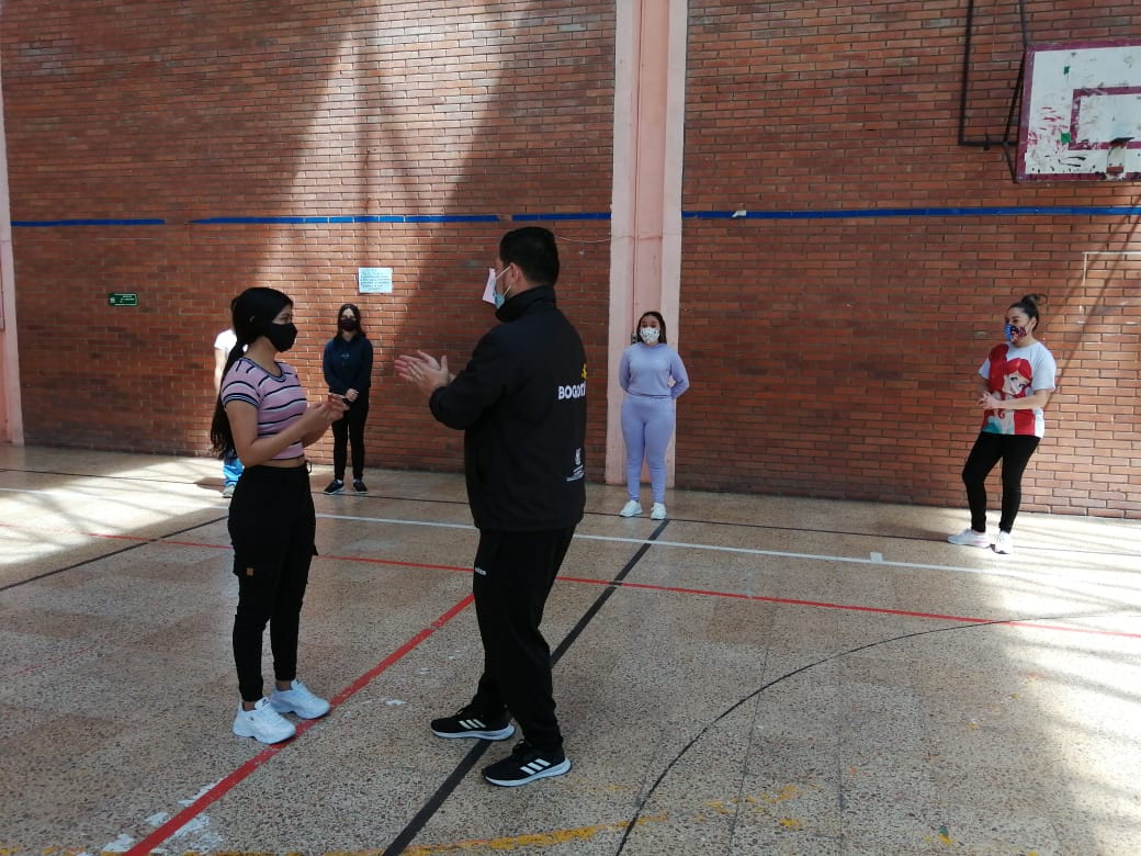 Así reciben clases de defensa personal un grupo de mujeres en Bogotá